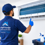 فني متخصص يقوم بتنظيف المكيفات في الرياض والدمام